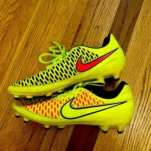 Used Nike soccer cleats
Mens Size 7.5
Womens Size 9